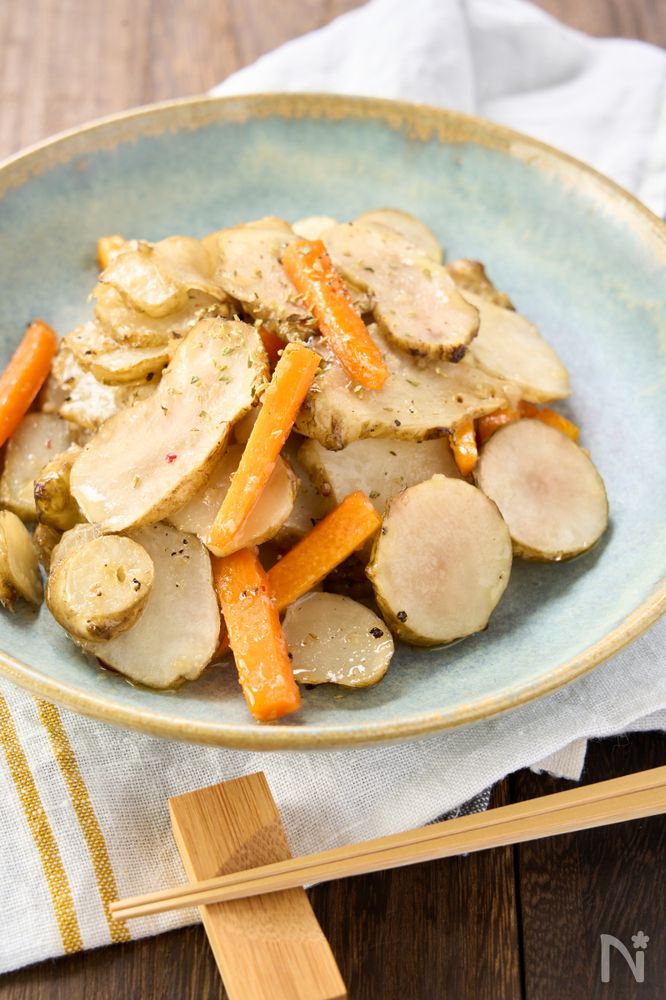 皿に盛られた菊芋とにんじんのガーリック炒め