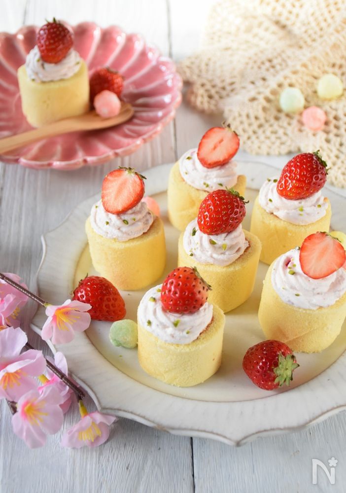 市販品で手軽にイチゴクリームのロールケーキ