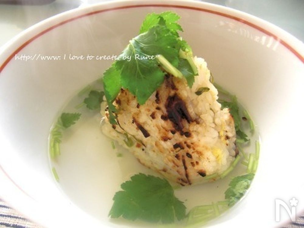 白い器に入った三つ葉を散らした寿司茶漬け