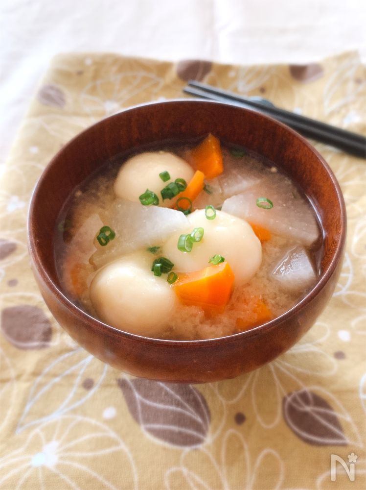 お椀によそわれた豆腐白玉と野菜のみそ汁