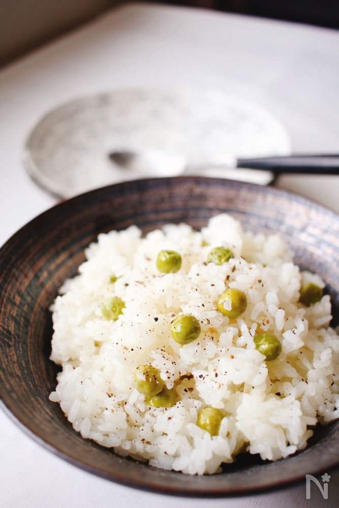 器に盛りつけられたグリーンピースオイルごはん