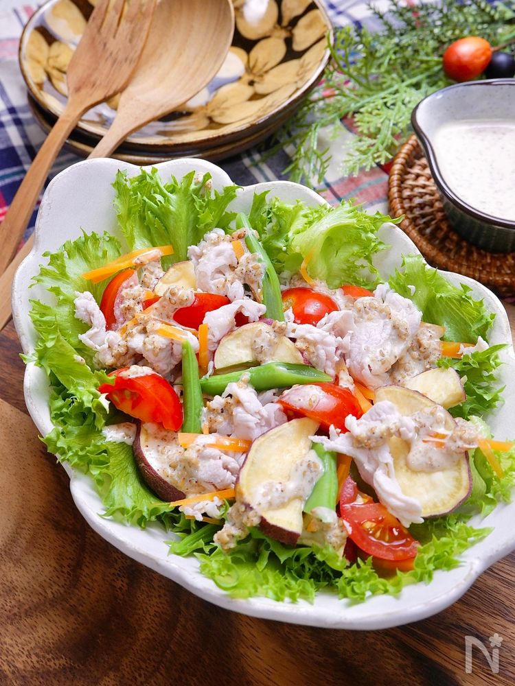 白色の洋皿に盛られた和風ごまクリームドレッシングサラダ