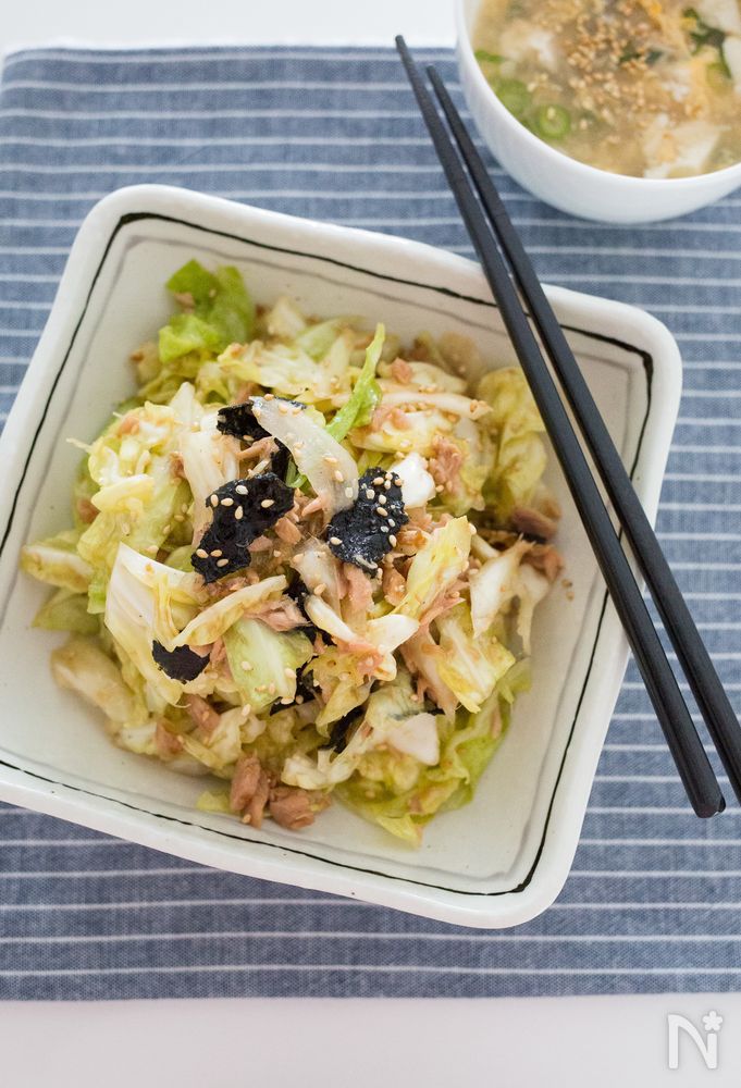 四角い皿に盛り付けた春キャベツとツナと海苔のチョレギサラダと黒い箸