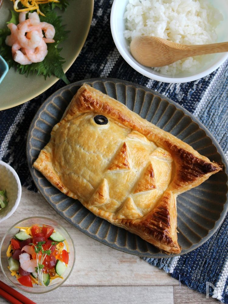 サーモンのこいのぼりパイや手巻き寿司の材料が並ぶ食卓