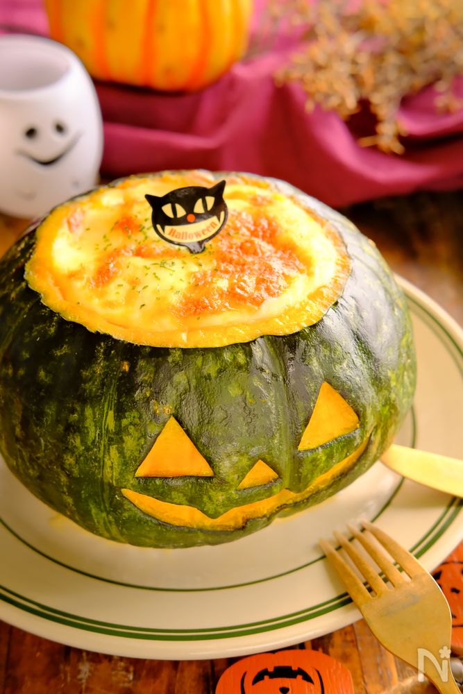 白い皿にのったハロウィンかぼちゃグラタン
