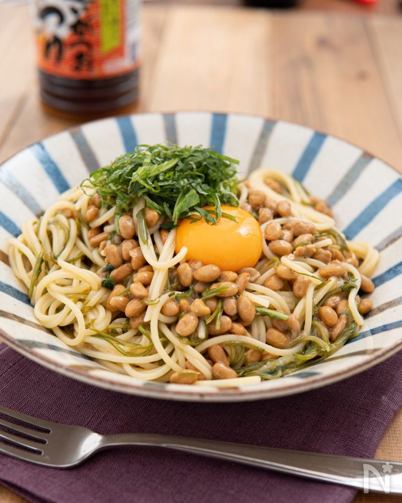 めかぶの入っている納豆パスタが皿に盛り付けられているところ