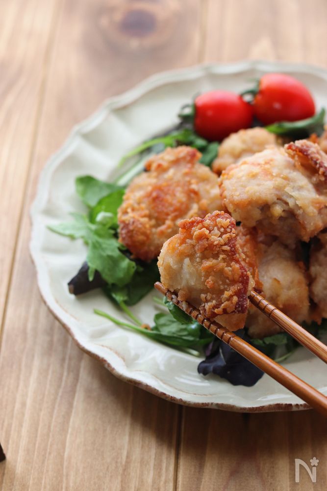 グレーの皿に盛り付けられた米粉の唐揚げ