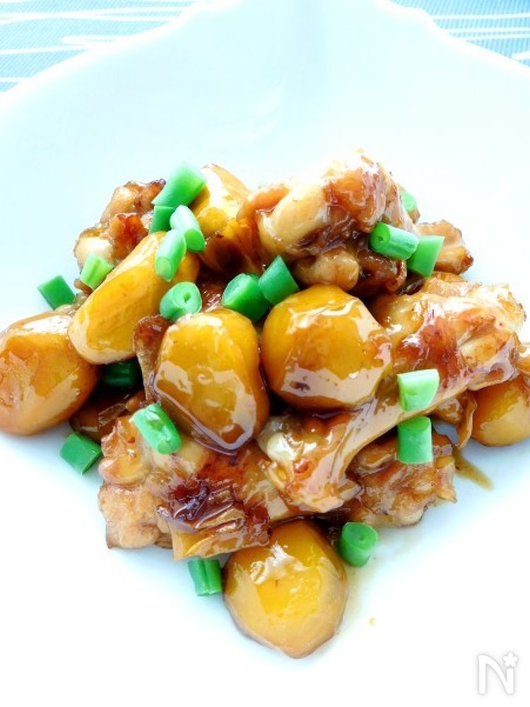 白色の皿に盛られた栗と鶏手羽元のこっくり煮