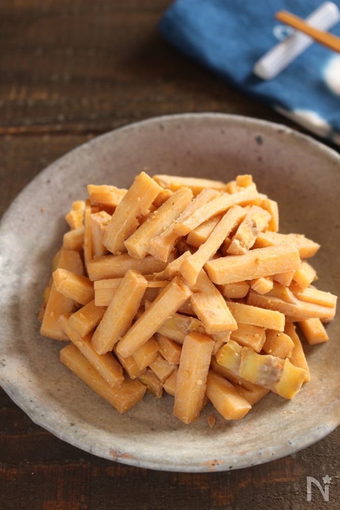 手作りのメンマが茶色の器に入っているところ