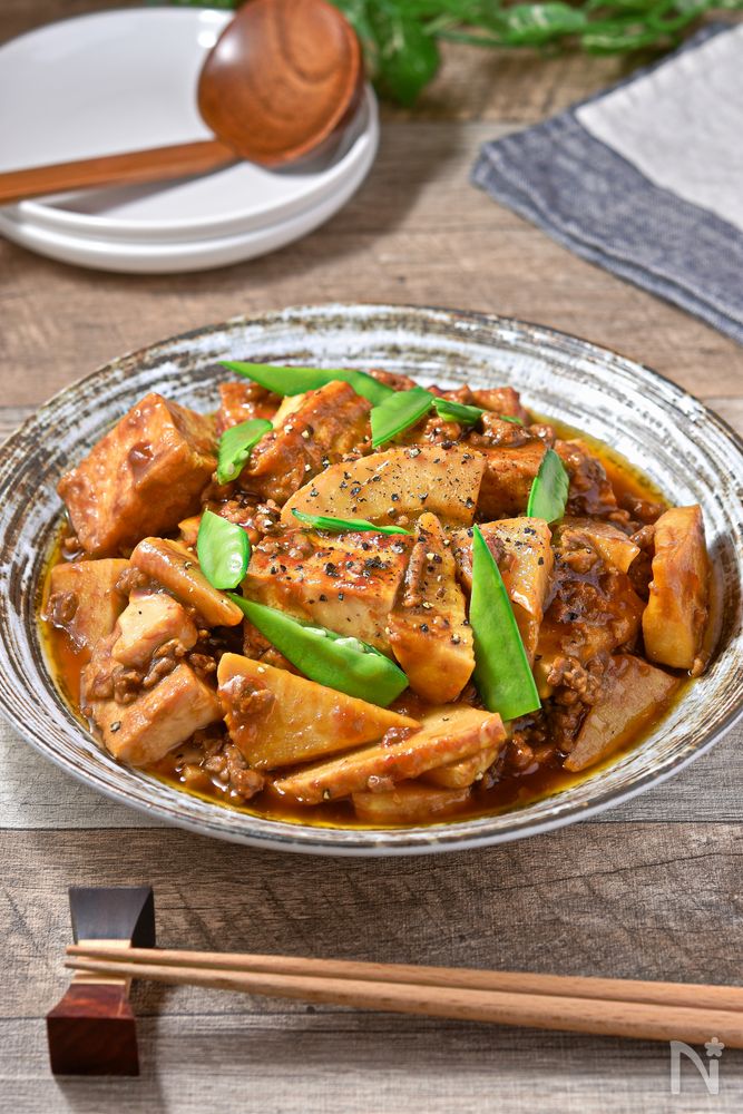 麻婆たけのこ厚揚げが皿に入っているところ