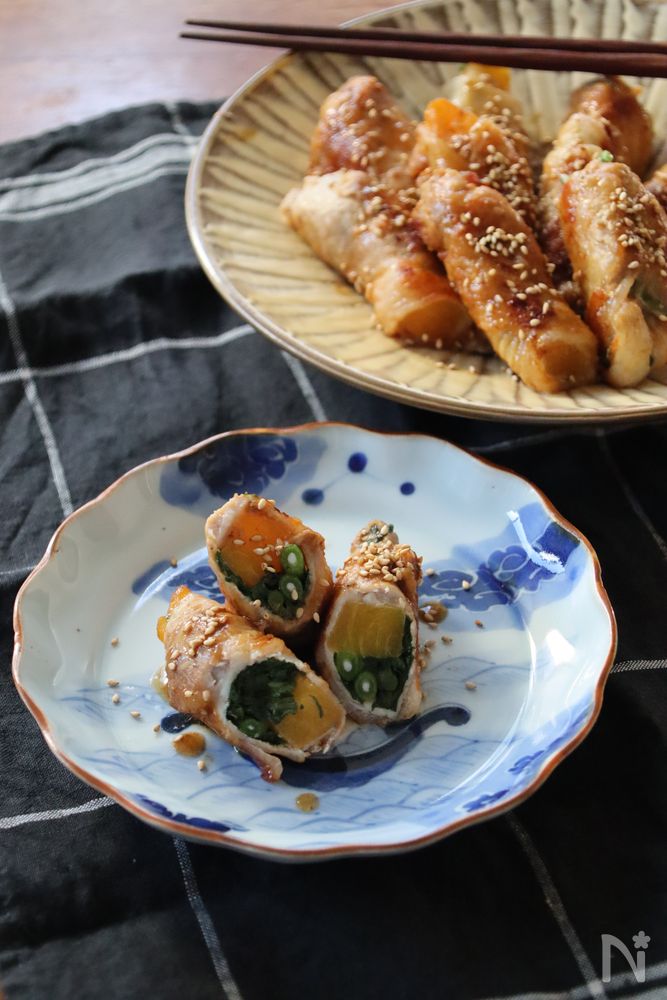 洋皿に盛られた柿と春菊の肉巻き