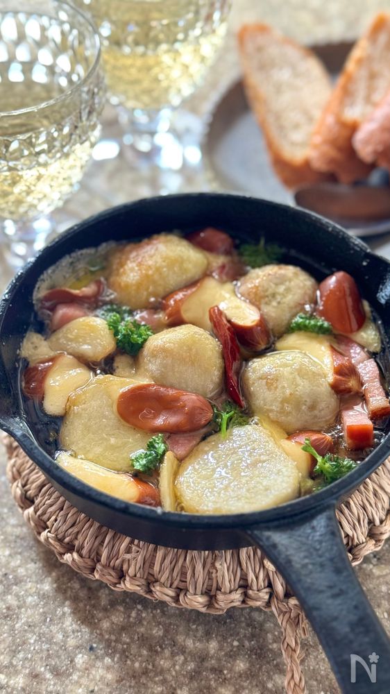 スキレットに入った里いもベーコンアヒージョ