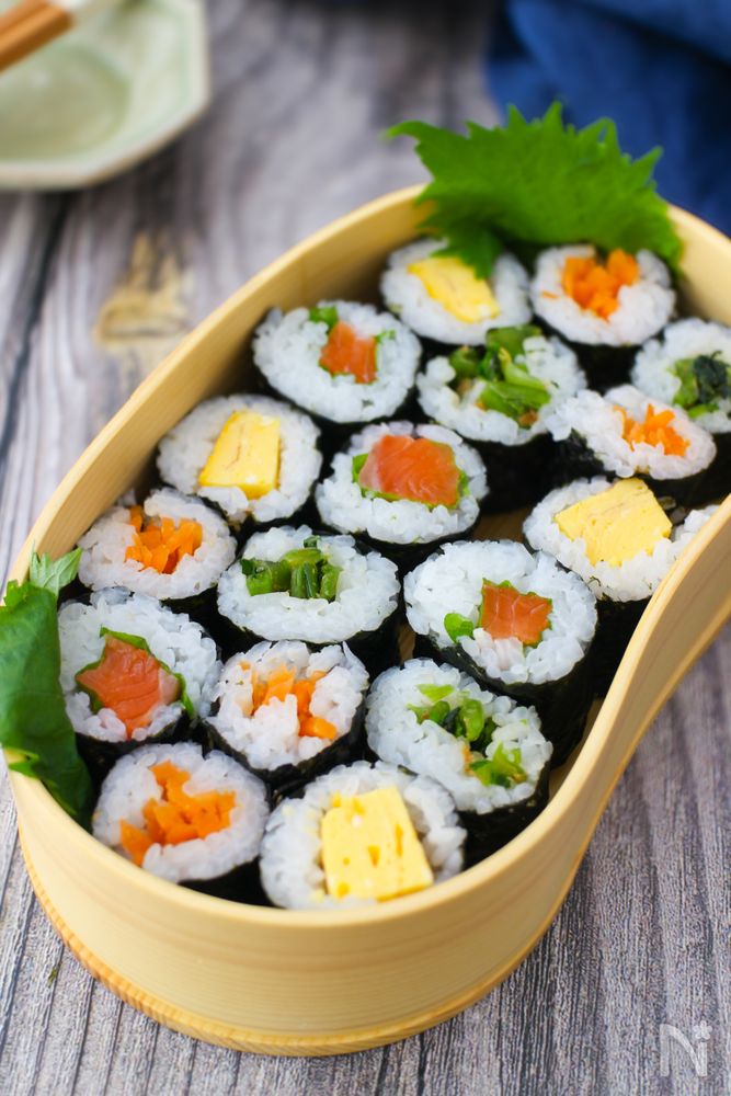 クリーム色の弁当箱に入れたカラフル細巻き