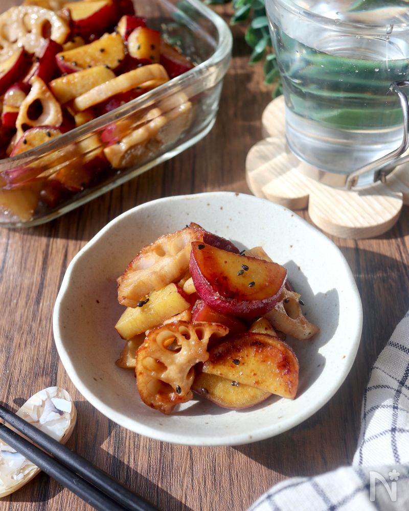 白い丸皿に盛り付けたさつまいもとれんこんのバターしょうゆ炒め