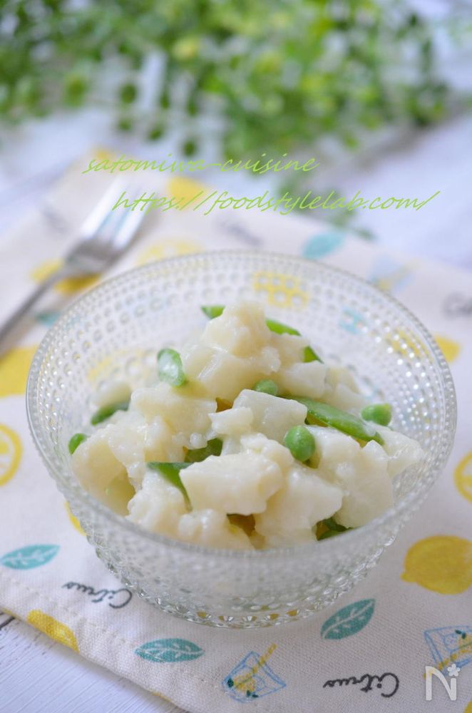 ガラスの器に入った長芋とえんどう豆のポテトサラダ