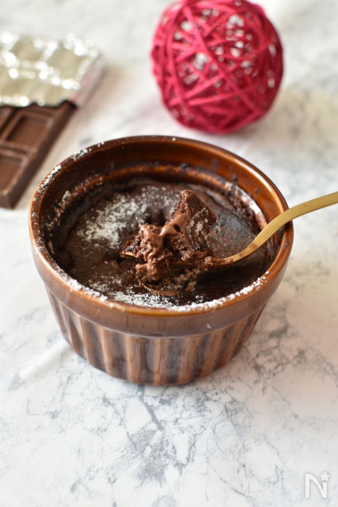 ココットに入っているフォンダンショコラをスプーンですくう様子