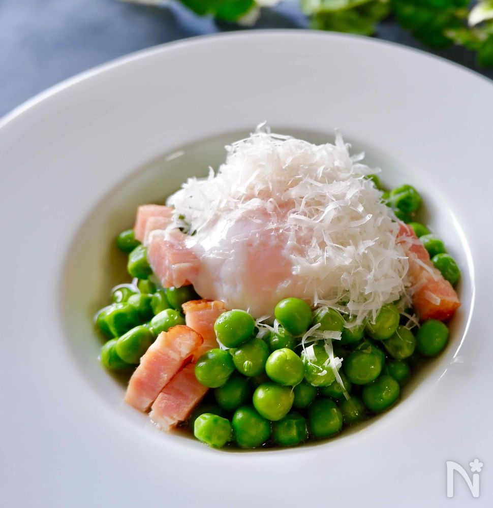 白い皿に盛りつけられた青豆の温サラダ