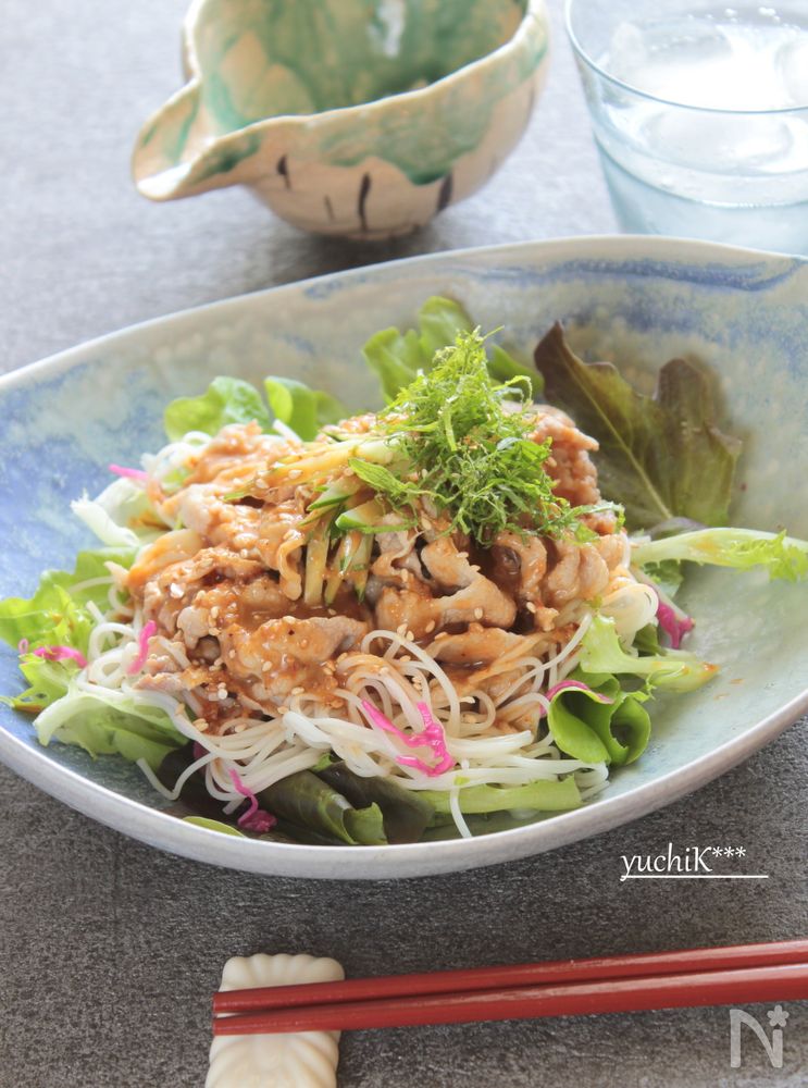 柄物の皿に盛り付けられた豚しゃぶそうめんサラダ