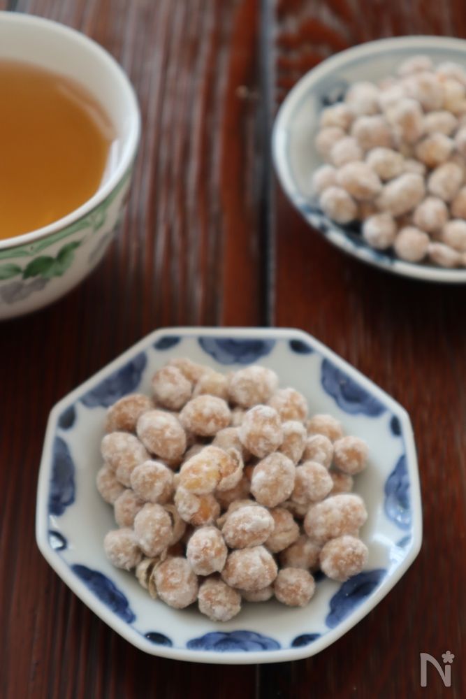 小皿に盛り付けられた炒り大豆の砂糖菓柚子風味