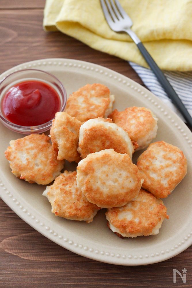 ベージュの皿に盛り付けられた米粉のチキンナゲット