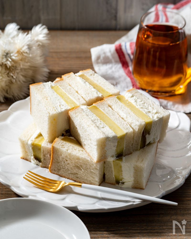 白色の洋皿に盛られた焼き芋のサンドイッチ