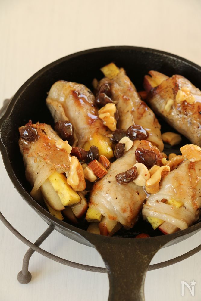 スキレットに入ったさつまいもとりんごの豚肉巻き
