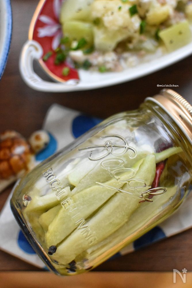 保存瓶に入ったハヤトウリのピクルス