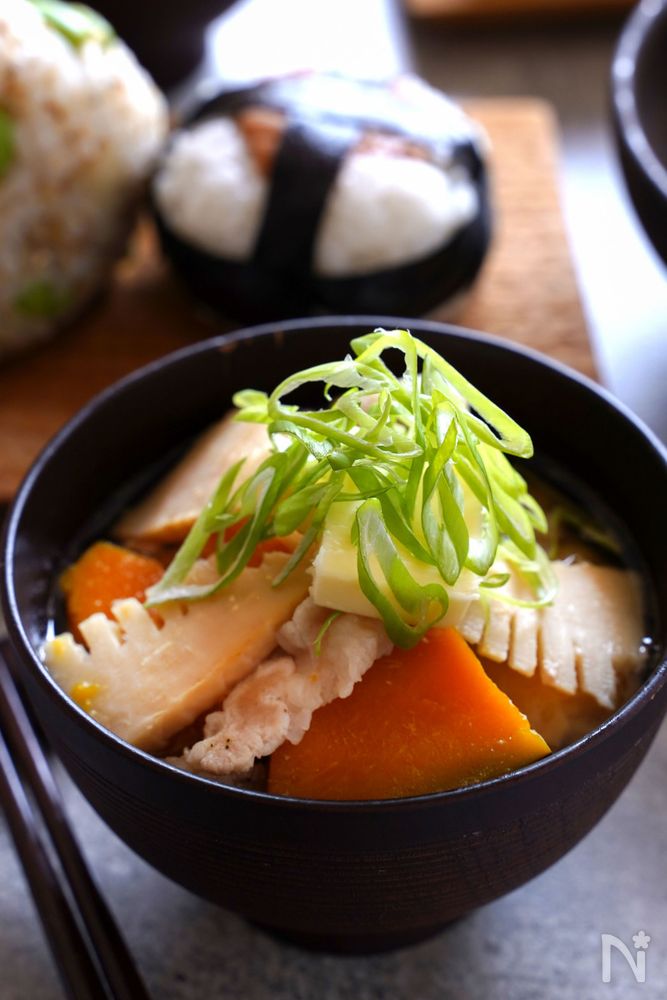 汁椀に入っている豚肉とたけのことかぼちゃの具沢山味噌汁