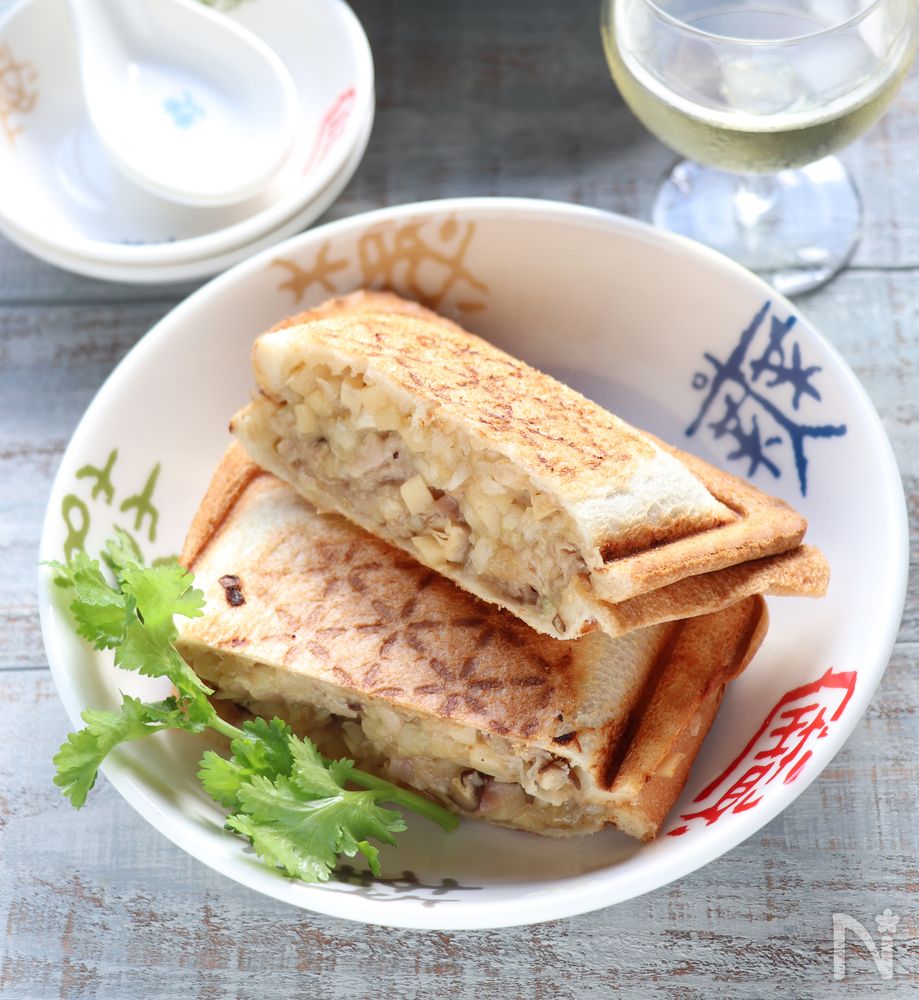 器に盛り付けられた肉まんホットサンド