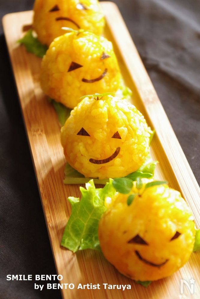 木皿に盛り付けられたパンプキンおにぎり