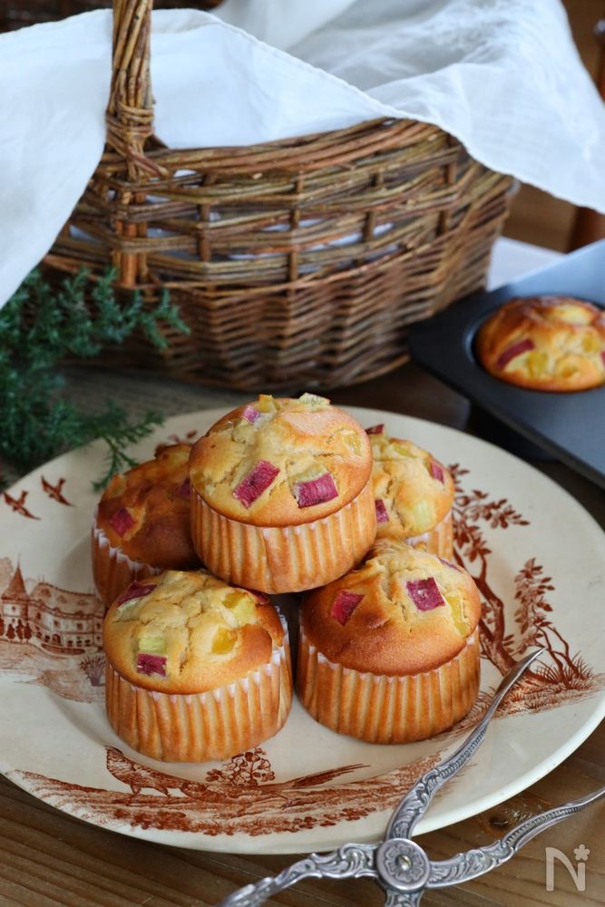 洋食器に盛り付けたさつまいもとりんごのマフィン