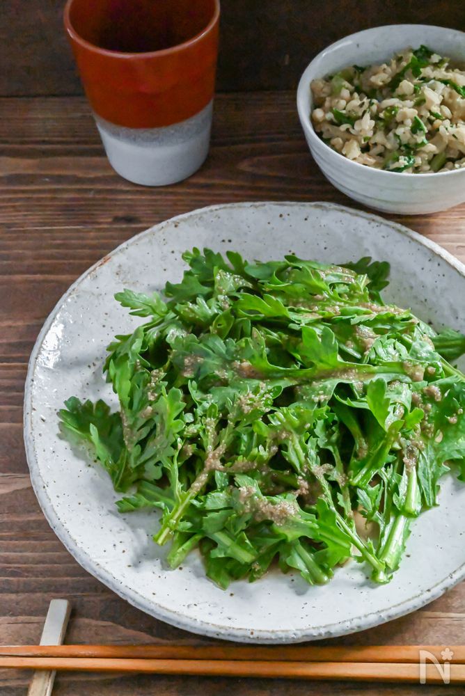 白色の和皿に盛られた春菊の中華風サラダ