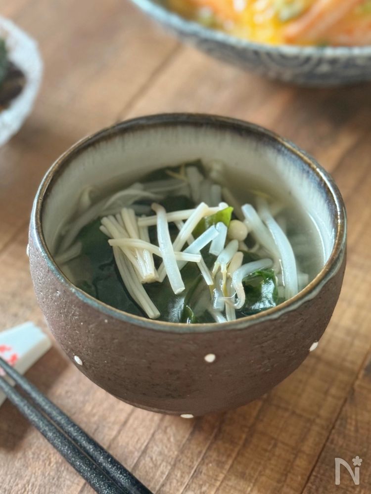 お椀に入った、えのきともやしの中華スープ