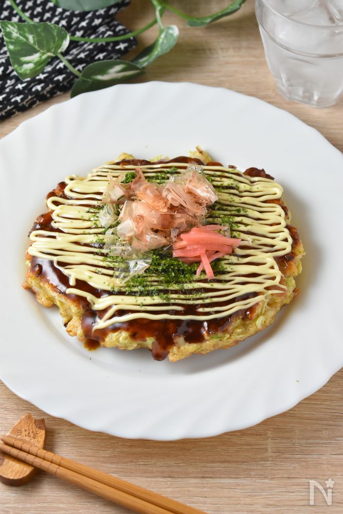ソースとマヨネーズをかけた天ぷら粉のお好み焼き