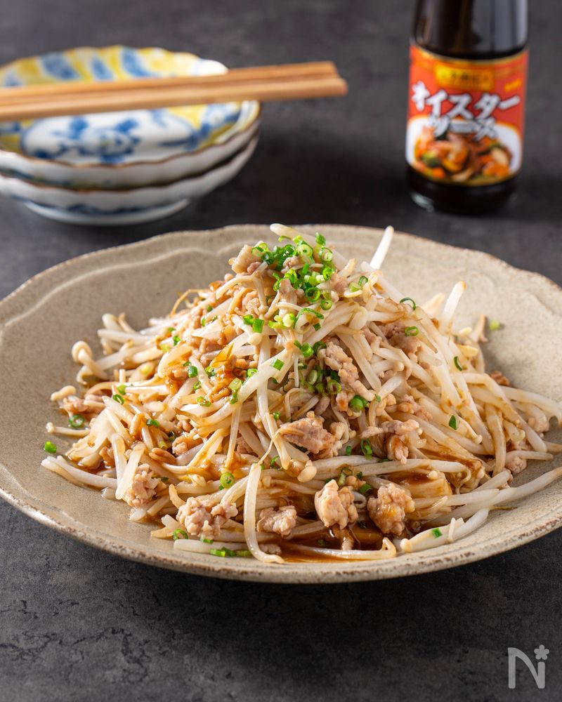 茶色の皿にのった、もやしと鶏ひき肉のオイスター炒め