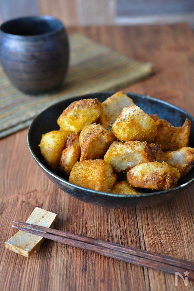 青色の器に盛られたフライド里芋