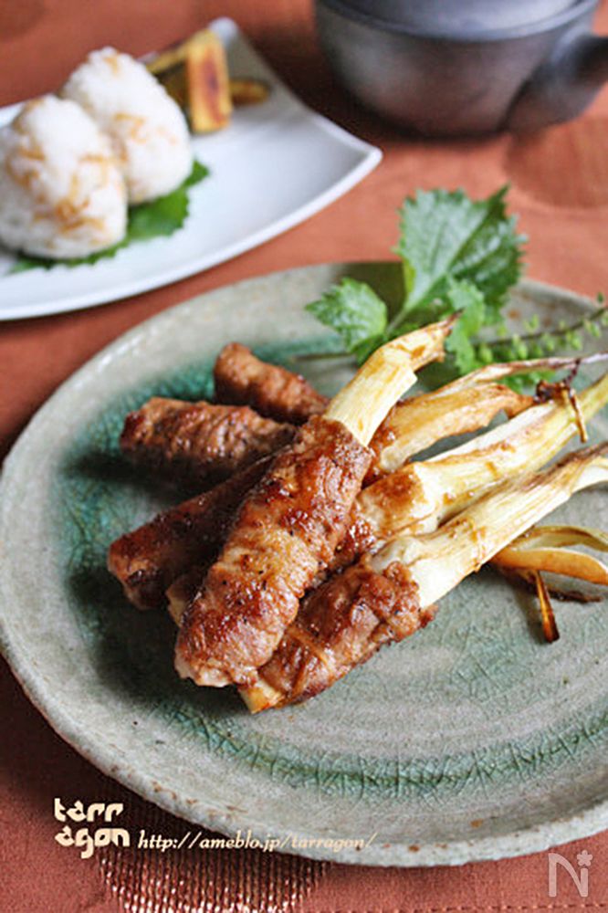 丸皿に盛り付けたマコモダケの肉巻きしょうが照焼き