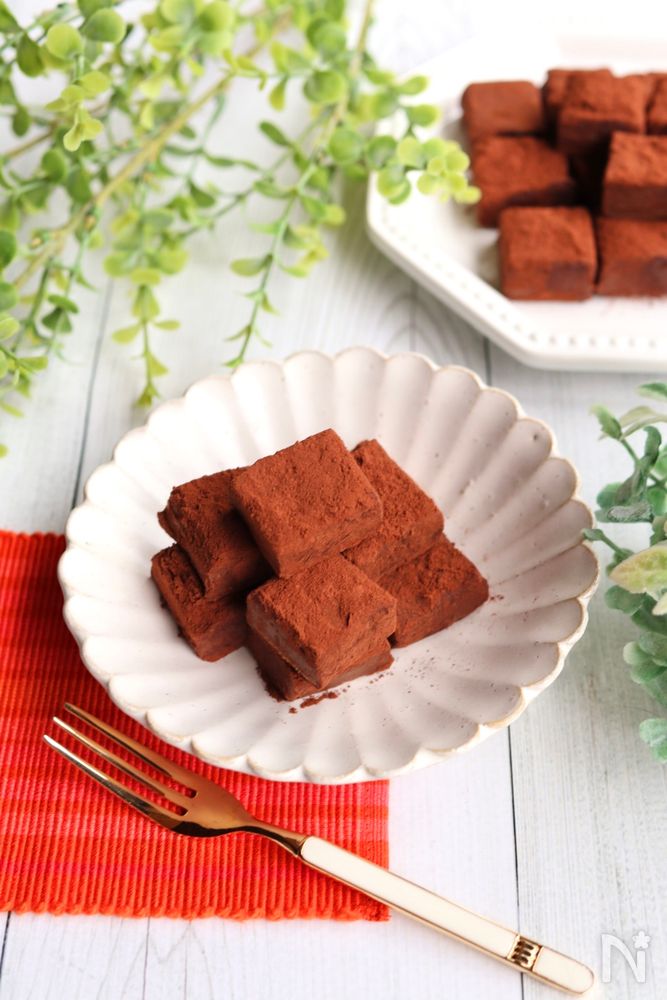 白い皿に盛り付けた豆乳生チョコ