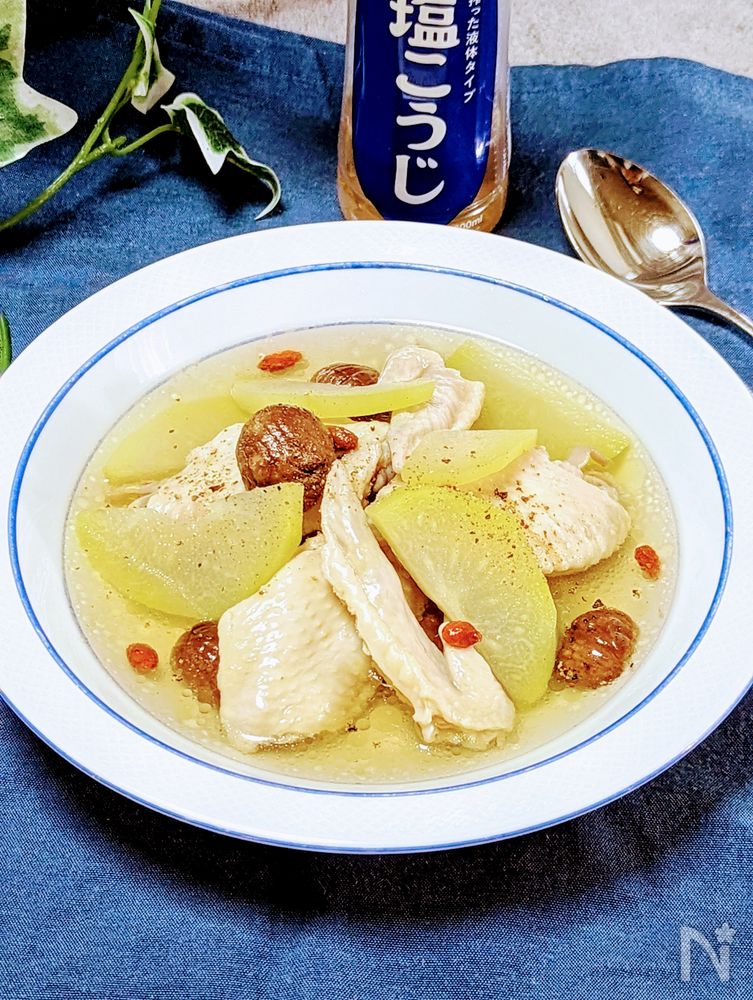 青色の縁取りの白色の皿に盛られたハヤトウリと鶏手羽先の薬膳スープ