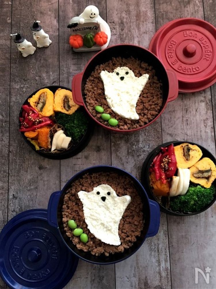 紺と赤色の弁当箱に入ったおばけのそぼろ弁当