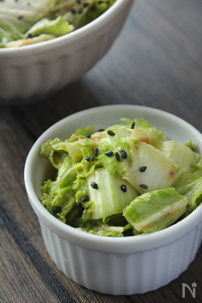 白い器に盛られた山東菜の爽やかコク旨和え