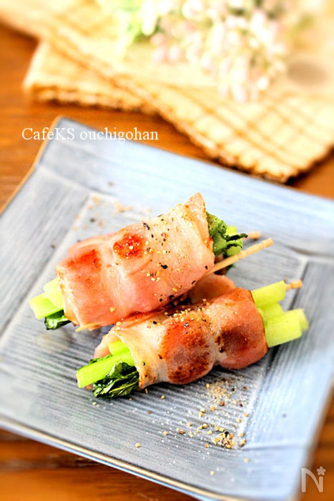 四角い皿に盛られた、小松菜のベーコン巻き