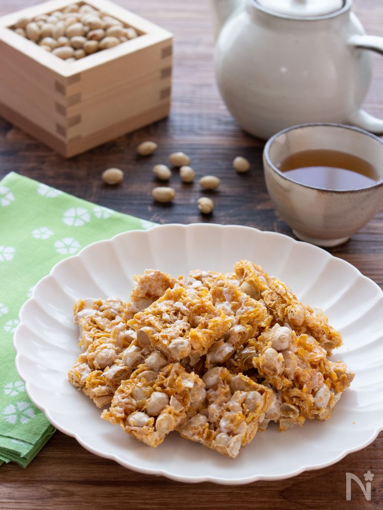 白い洋食器に盛り付けたマシュマロおこし