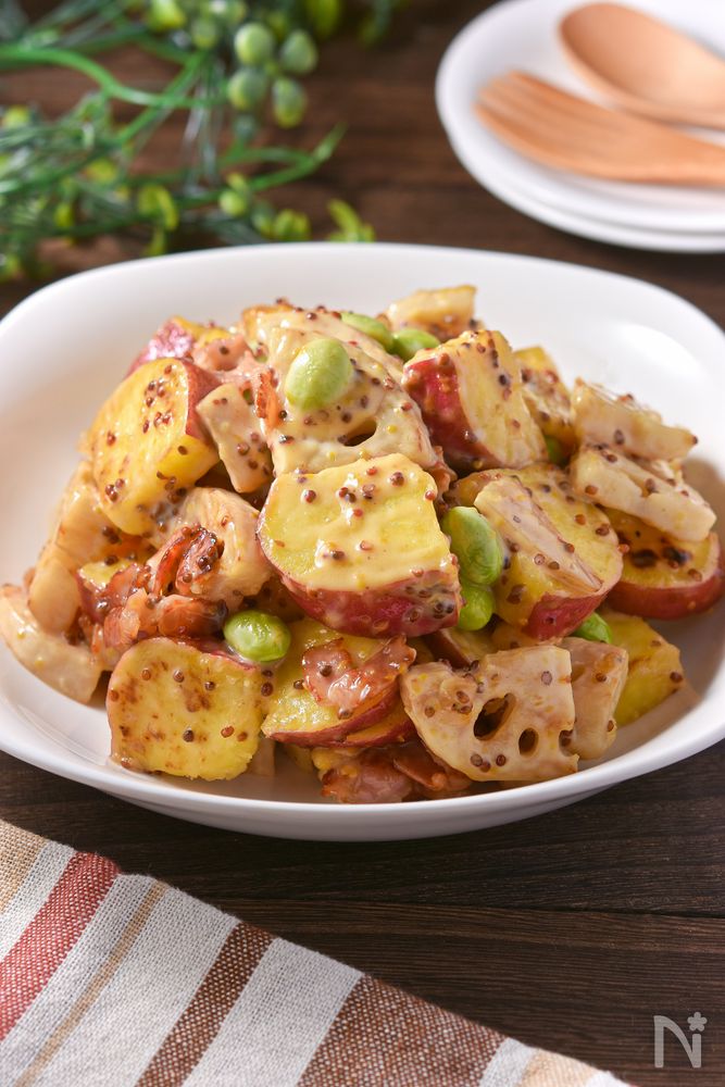 白い器に盛り付けたさつまいもとれんこんのハニマスサラダ