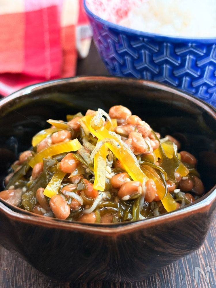 めかぶじゃこ納豆が茶色の器に入っているところ