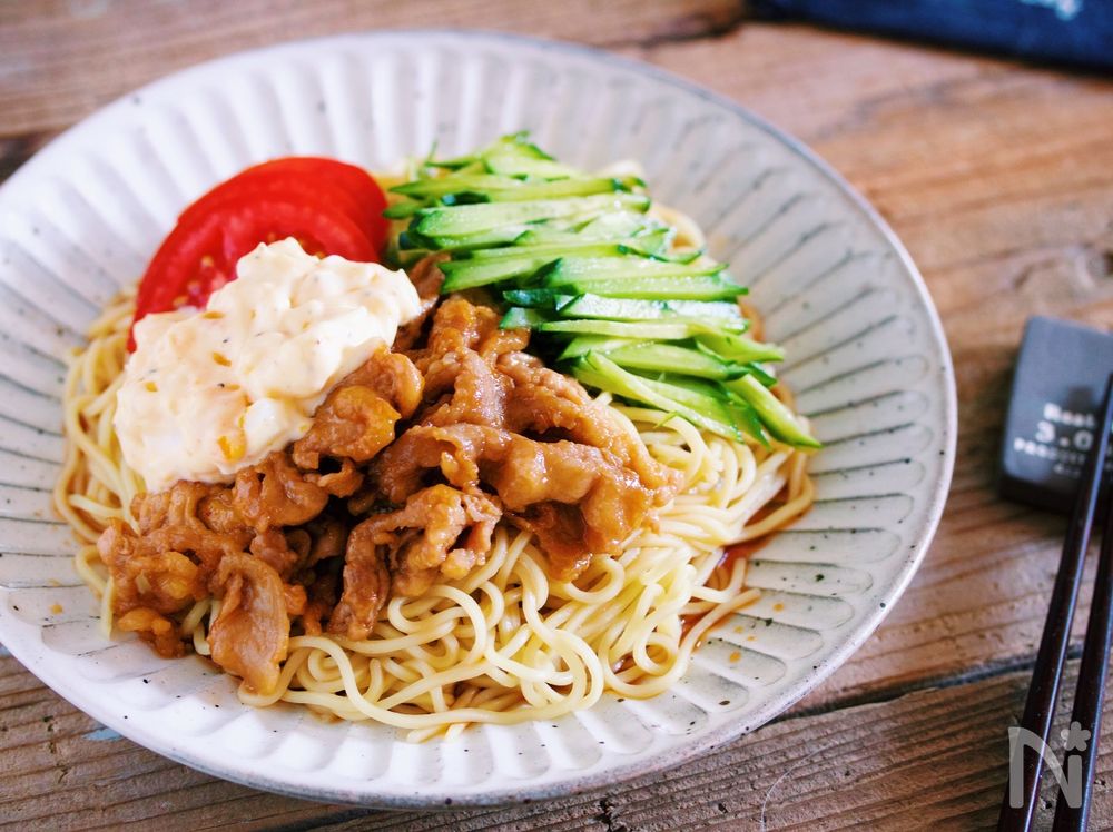 白色の皿に盛られたポーク南蛮タルタルのっけ冷やし中華