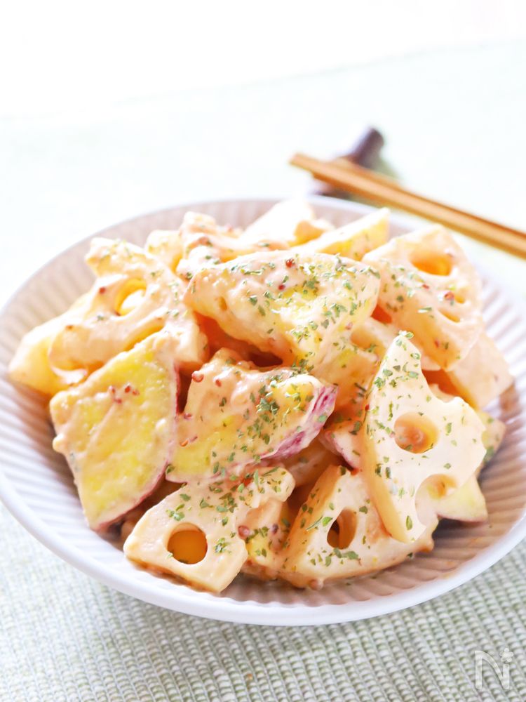 白い丸皿に盛り付けたさつまいもとれんこんのオーロラサラダ