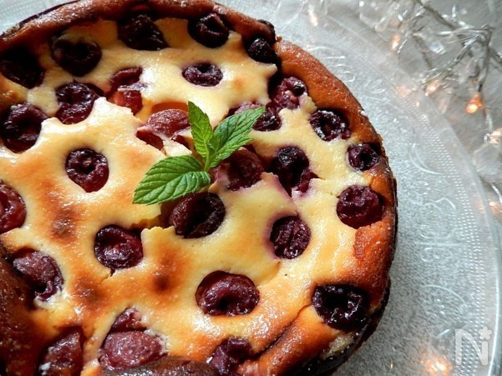 ガラス皿の上の、さくらんぼのべイクドチーズケーキ