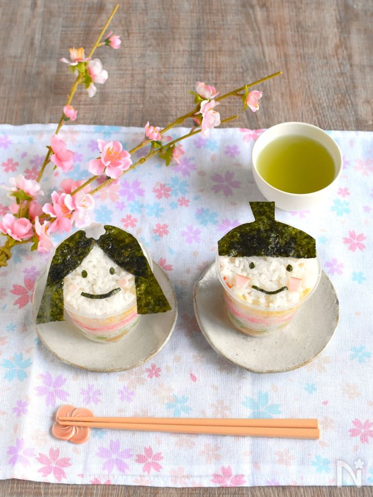 桜柄のクロスの上に並べたカップちらし寿司