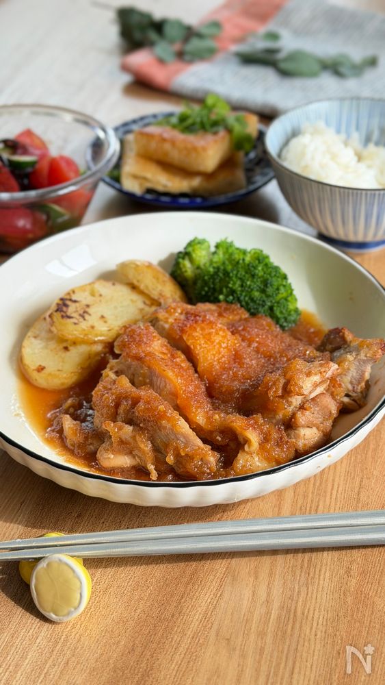 オニオンソースのチキンステーキが皿に盛り付けられているところ